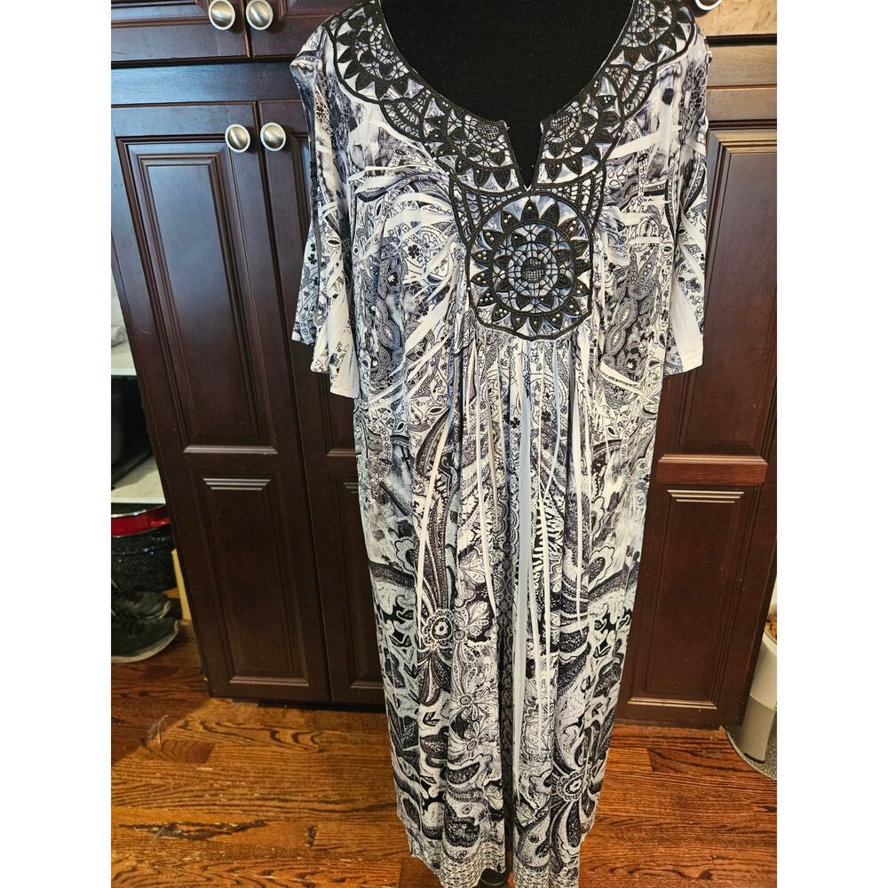 World Unity Black & White Open Shoulder Sublimation Knee Dress sz 1X